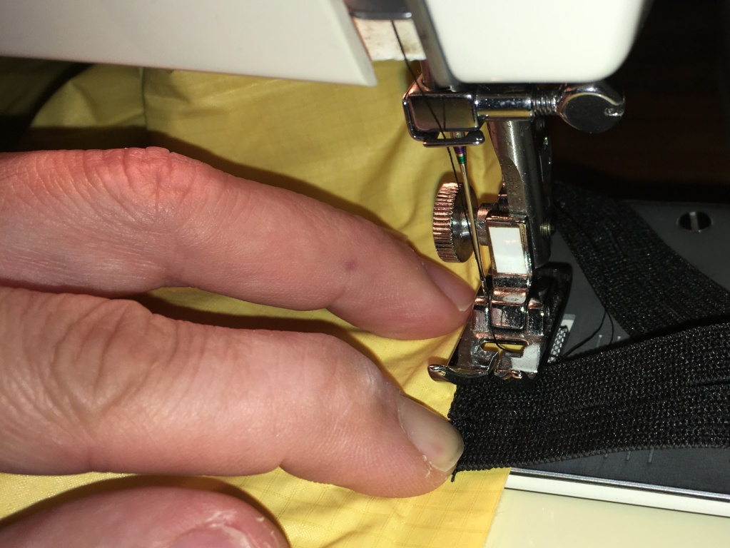 Sewing the button elastics onto the mattress – feels strange but works pretty well