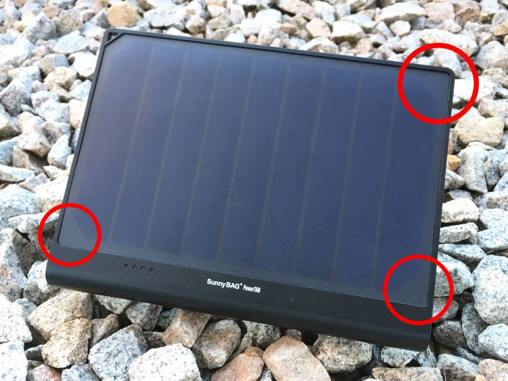 SolarBAG PowerTAB – Die Markierung zeigt die Stelle, an der man eine zweite Befestigungsmöglichkeit schaffen kann.)